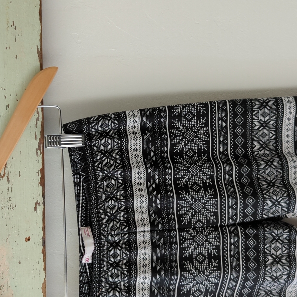 SO I Black and White Fair Isle Snowflake Pattern Mid Rise Leggings, Juniors S